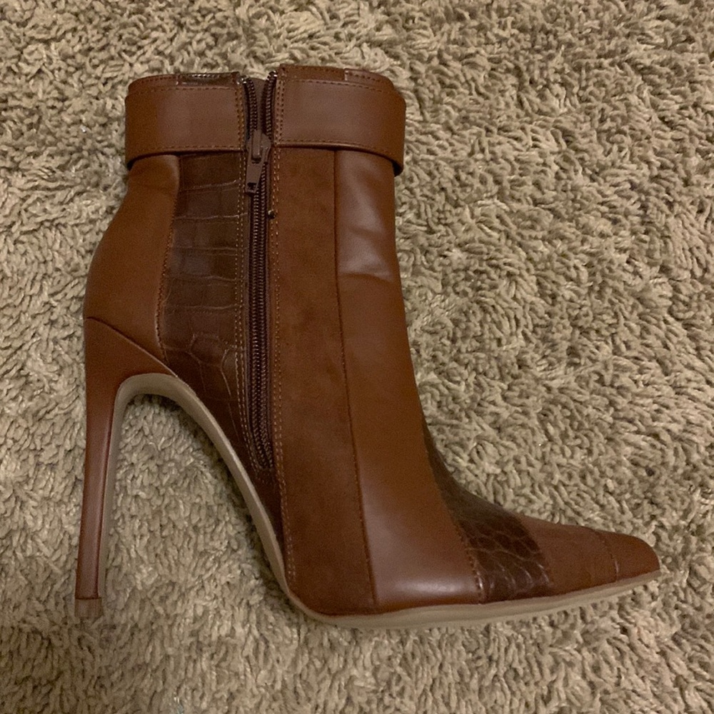 beautiful stiletto boots with gold trim and very comfy. perfect for a night out!